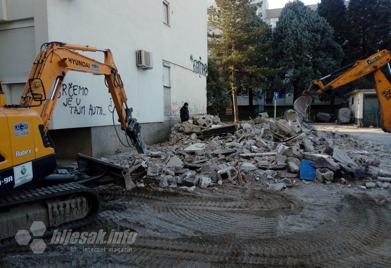 FOTO | Srušena dva nelegalna objekta u Gradu